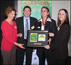 Paula Matthewson and Heather Neil from CropLife Australia and Dr Scott Lane (Chemtura) receiving the supporter award for CropLife Australia
