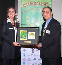 Joe Merola receiving the supporter award for the International Fibre Centre
