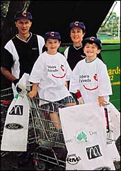 Clean Up Australia participants